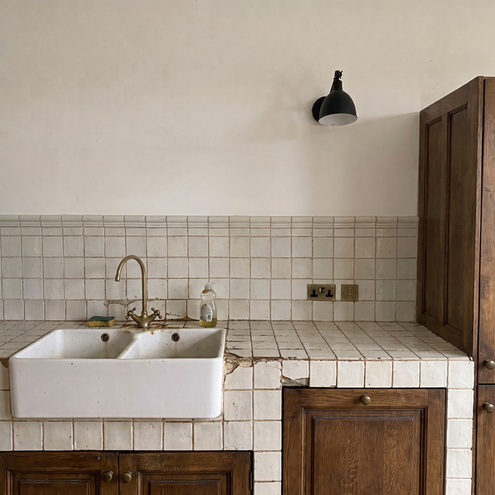 The dated, damaged worktop before microcement, unedited